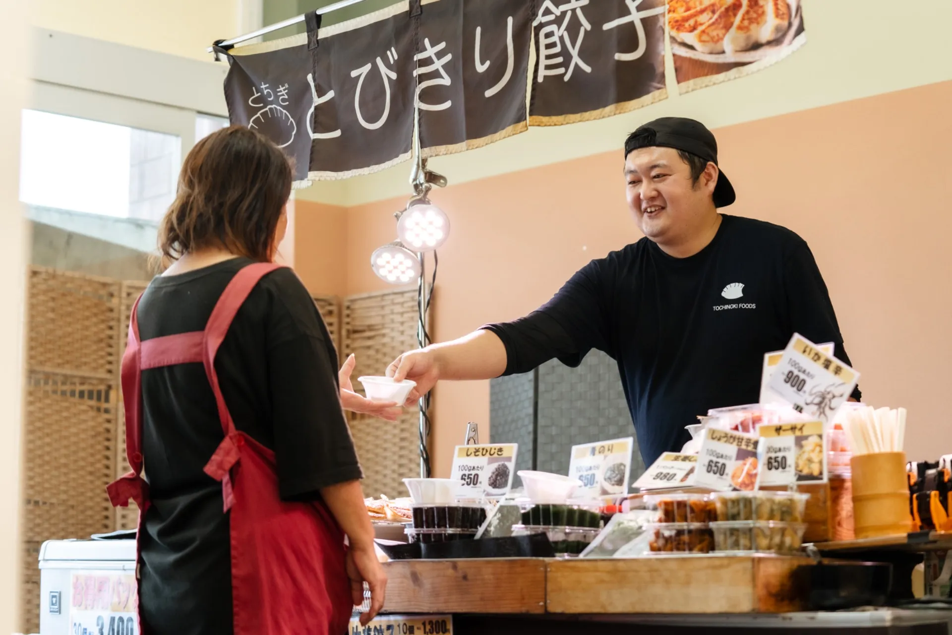お惣菜の販売スタッフ